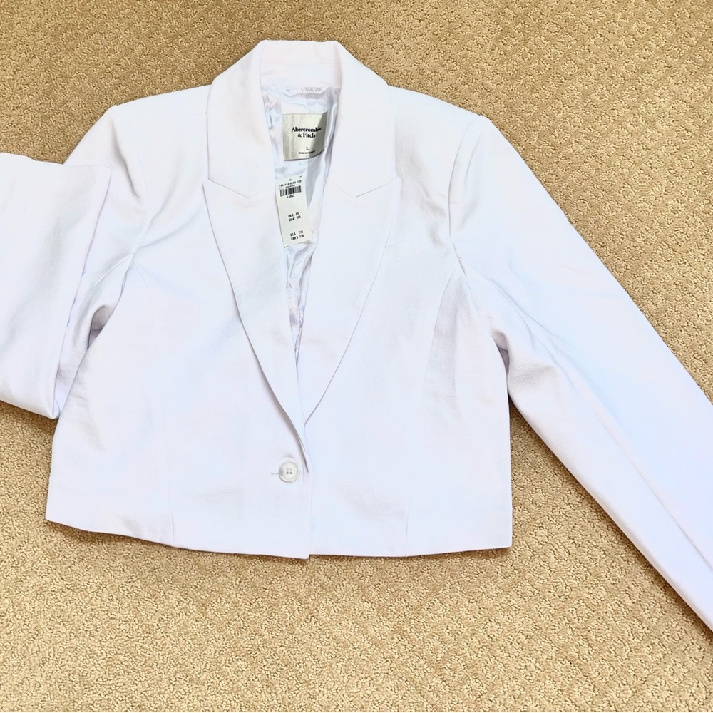 NWT Abercrombie & Fitch Women's
Premium Crepe Cropped Blazer